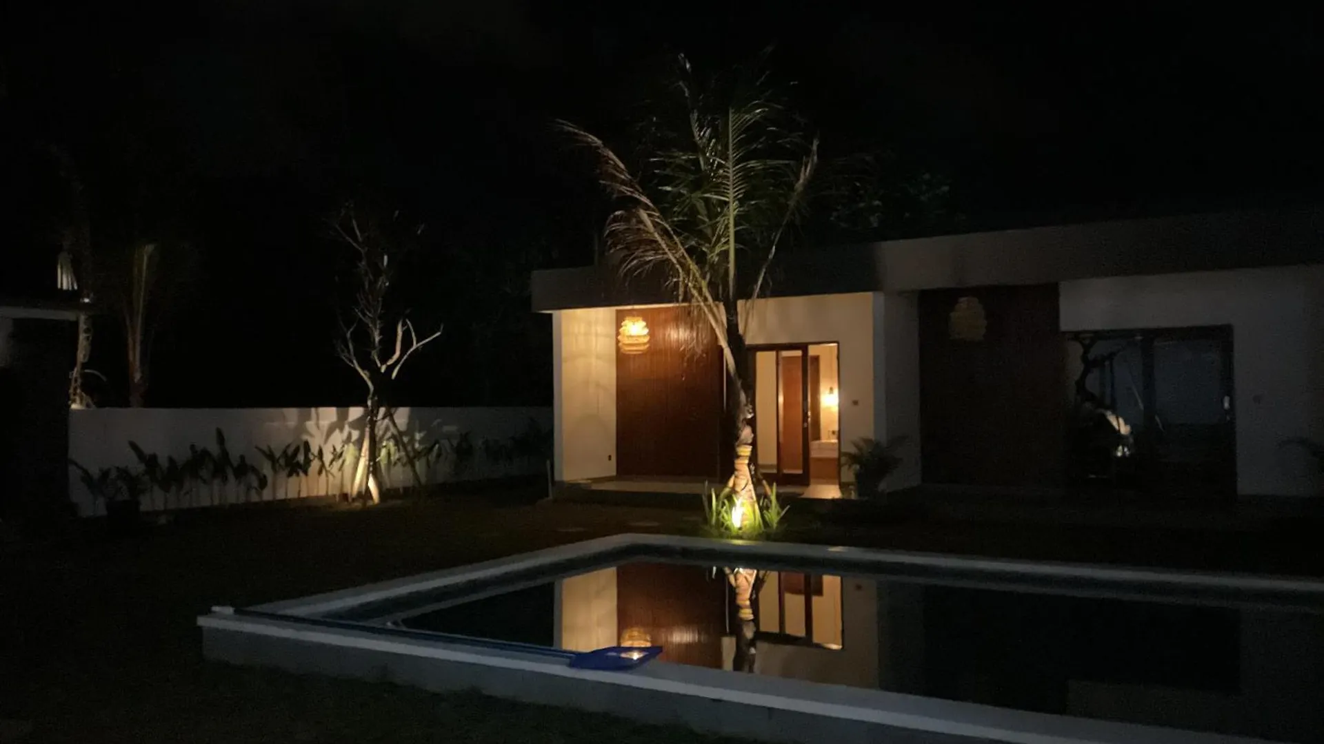 Tropical Almond Villa Uluwatu  3*, Uluwatu (Bali)
